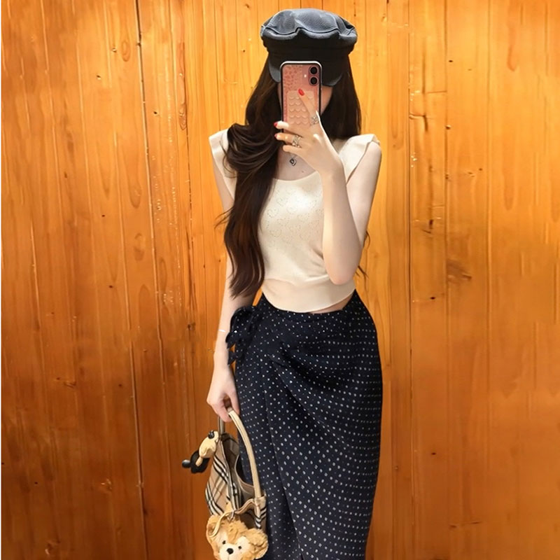透かし編みノースリーブ × セットアップ — Reina Tokyo